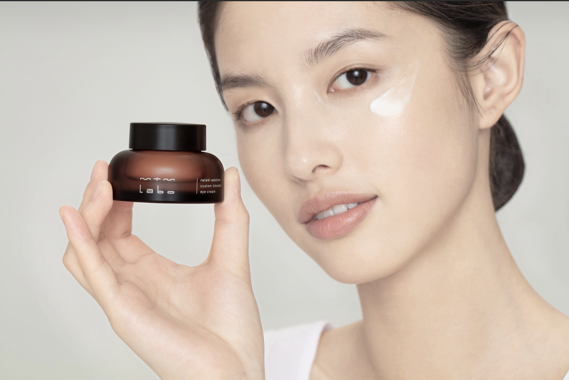 有效調養眼部幼嫩肌膚，眼眸回復年輕緊緻。